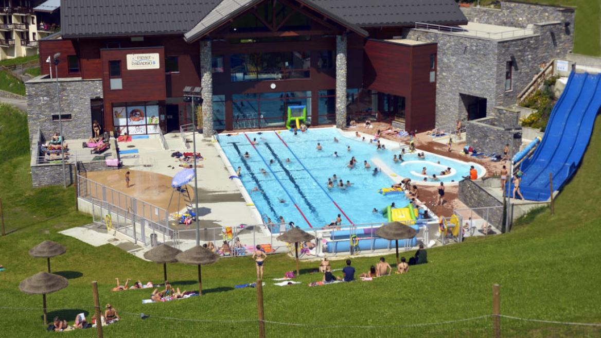 La piscine rien que pour eux La piscine rien que pour eux